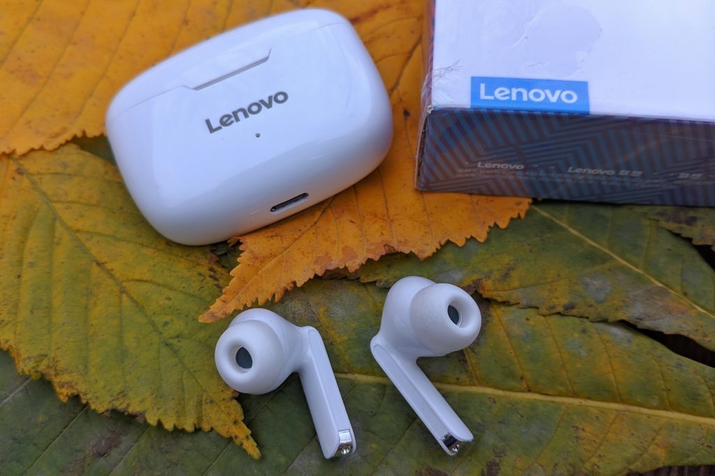Lenovo XT90 в листьях каштана