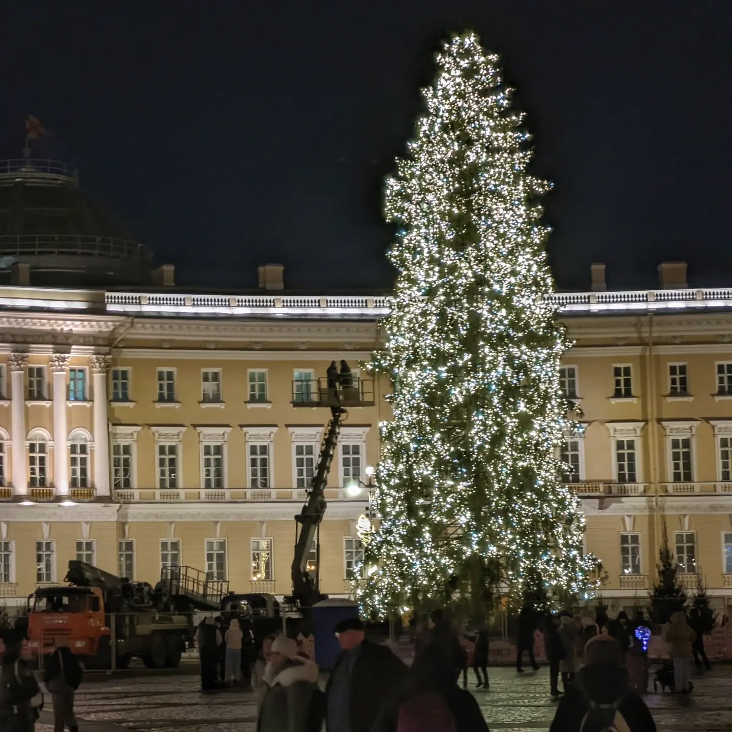 #сегоднявпетербурге #надворцовой #ёлкунаряжают - #япрочитал. #прочитал #иустремился: #таксанул #натрамвае #на #финбан, #ипешочком #черезневу, #понабережным #мёрзнуть. #красивыйпетербург #вдрожащихруках, #вобщем 🙃#нечаяннополучилось #получилосьнеочень #могбыилучше 🫣
